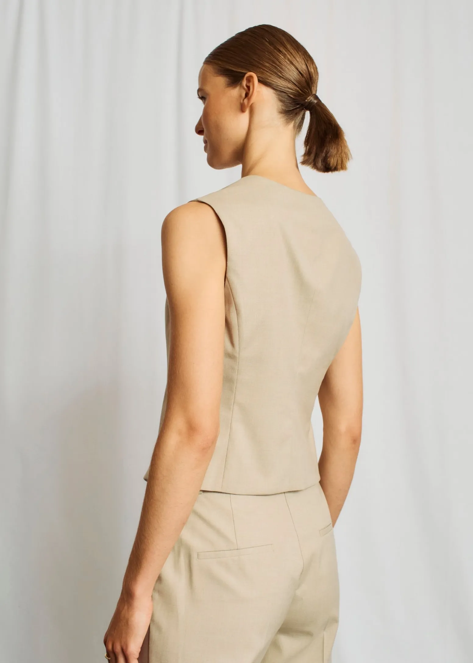 bs_decima_slim_fit_vst__s_3.webp BS Decima Slim Fit Väst - Sand