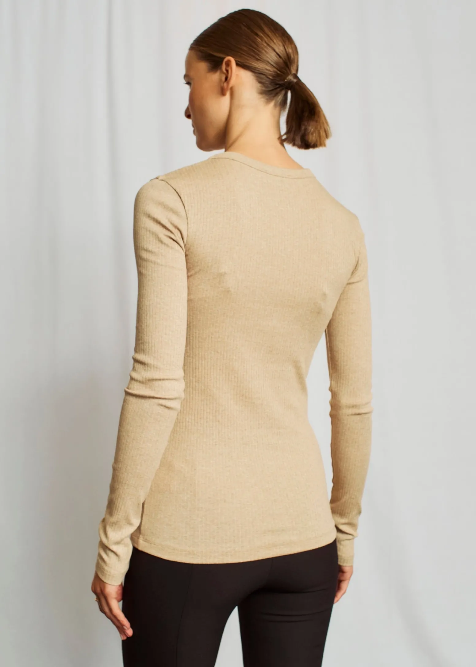 bs_margrethe_lngrmad_tshi_3.webp BS Margrethe Långärmad T-Shirt - Sand